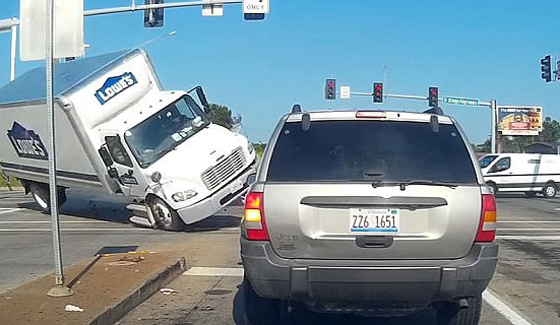 فيديو مروع..انقلاب شاحنة يتسبب في تصادم ثلاث سيارات على طريق أمريكي صورة رقم 3