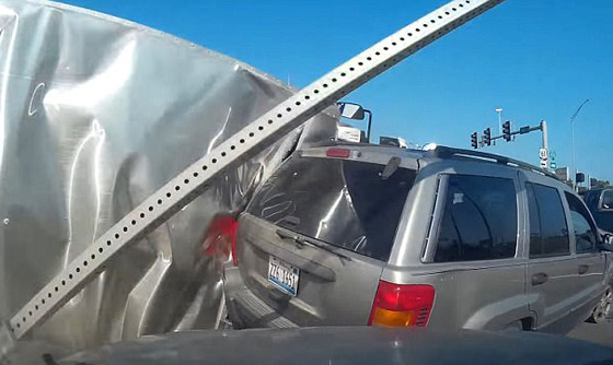 فيديو مروع..انقلاب شاحنة يتسبب في تصادم ثلاث سيارات على طريق أمريكي صورة رقم 2