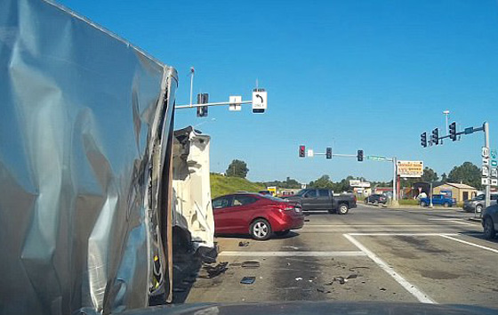 فيديو مروع..انقلاب شاحنة يتسبب في تصادم ثلاث سيارات على طريق أمريكي صورة رقم 1