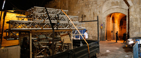 الفلسطينيون يحتفلون بتراجع إسرائيل وإزالة الاجهزة الأمنية من الأقصى صورة رقم 7