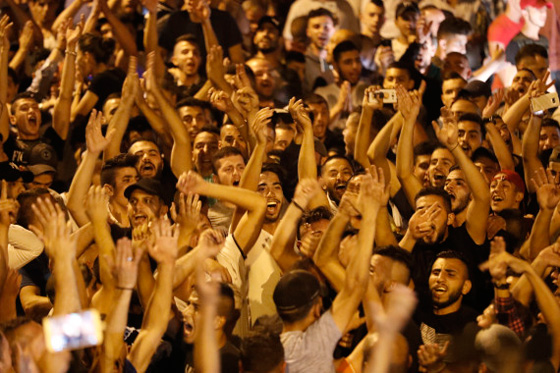 الفلسطينيون يحتفلون بتراجع إسرائيل وإزالة الاجهزة الأمنية من الأقصى صورة رقم 5