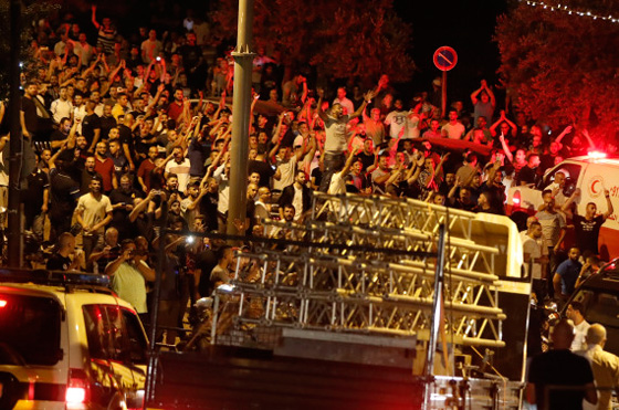 الفلسطينيون يحتفلون بتراجع إسرائيل وإزالة الاجهزة الأمنية من الأقصى صورة رقم 6