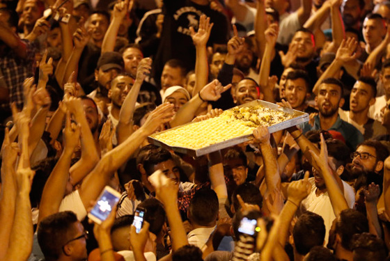 الفلسطينيون يحتفلون بتراجع إسرائيل وإزالة الاجهزة الأمنية من الأقصى صورة رقم 4