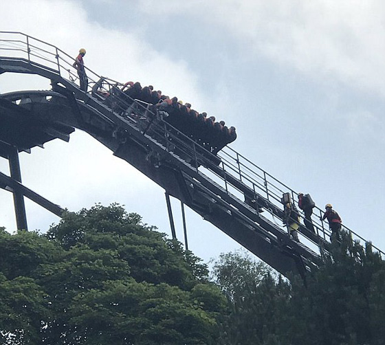 بالفيديو والصور.. تعطل لعبة (سكة الموت) في الملاهي على ارتفاع 55 مترا صورة رقم 1