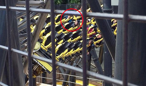 بالفيديو والصور.. تعطل لعبة (سكة الموت) في الملاهي على ارتفاع 55 مترا صورة رقم 2