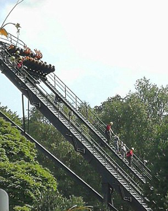 بالفيديو والصور.. تعطل لعبة (سكة الموت) في الملاهي على ارتفاع 55 مترا صورة رقم 3