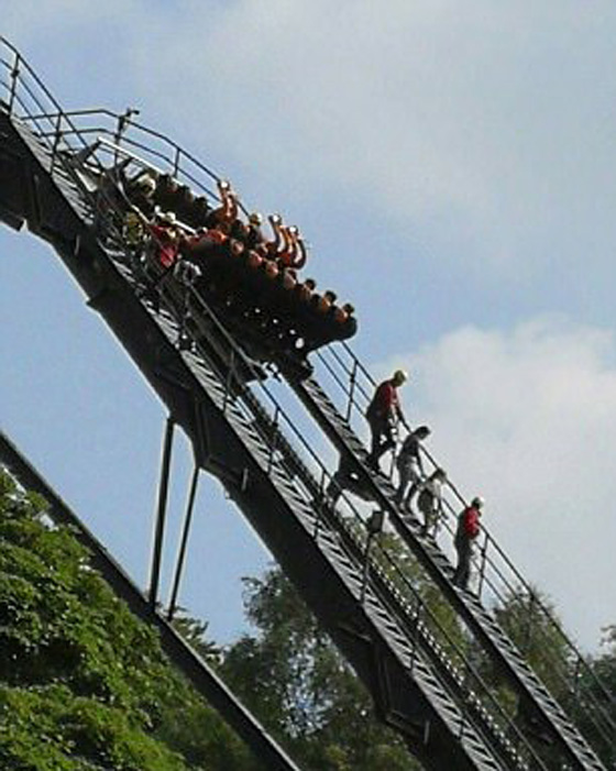 بالفيديو والصور.. تعطل لعبة (سكة الموت) في الملاهي على ارتفاع 55 مترا صورة رقم 4