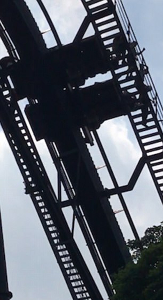 بالفيديو والصور.. تعطل لعبة (سكة الموت) في الملاهي على ارتفاع 55 مترا صورة رقم 6