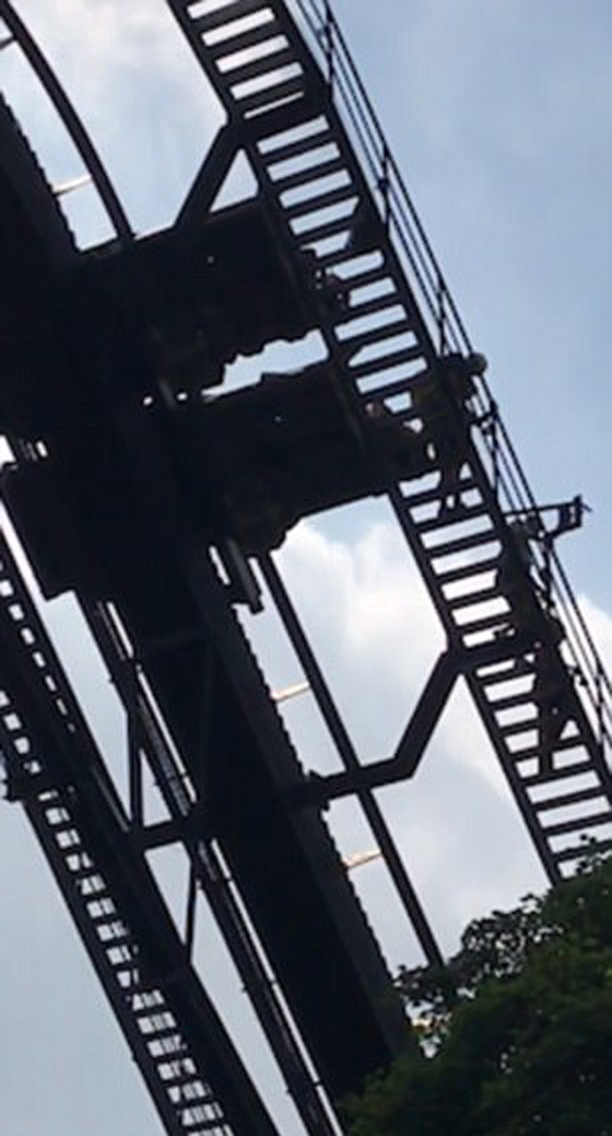 بالفيديو والصور.. تعطل لعبة (سكة الموت) في الملاهي على ارتفاع 55 مترا صورة رقم 7