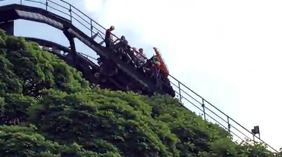 بالفيديو والصور.. تعطل لعبة (سكة الموت) في الملاهي على ارتفاع 55 مترا صورة رقم 11