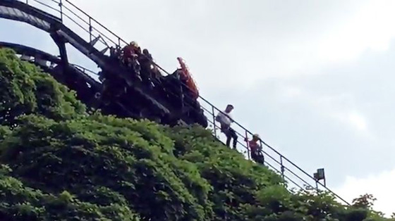 بالفيديو والصور.. تعطل لعبة (سكة الموت) في الملاهي على ارتفاع 55 مترا صورة رقم 12