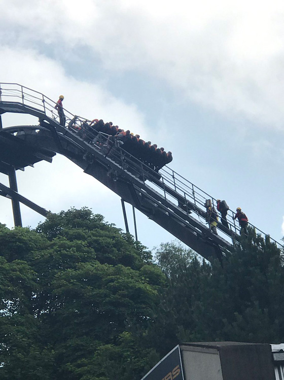 بالفيديو والصور.. تعطل لعبة (سكة الموت) في الملاهي على ارتفاع 55 مترا صورة رقم 13