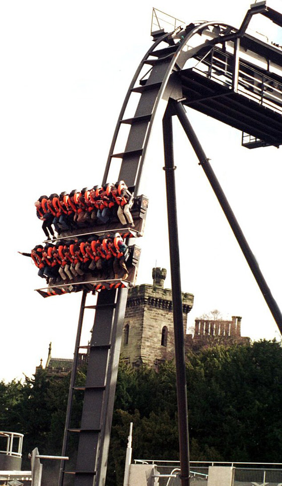 بالفيديو والصور.. تعطل لعبة (سكة الموت) في الملاهي على ارتفاع 55 مترا صورة رقم 10