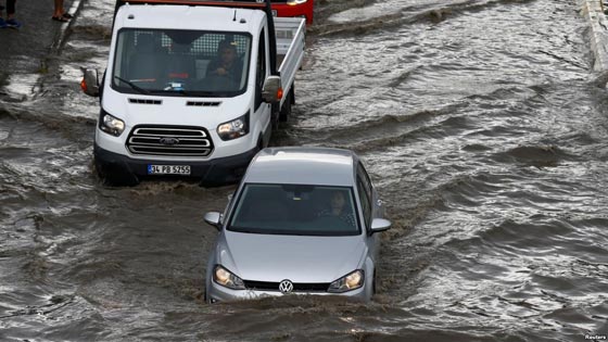 عاصفة مطرية مفاجئة تغرق اسطنبول وحبات برد بحجم كرات الجولف صورة رقم 3