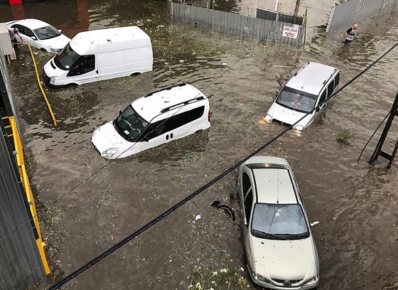 عاصفة مطرية مفاجئة تغرق اسطنبول وحبات برد بحجم كرات الجولف صورة رقم 4