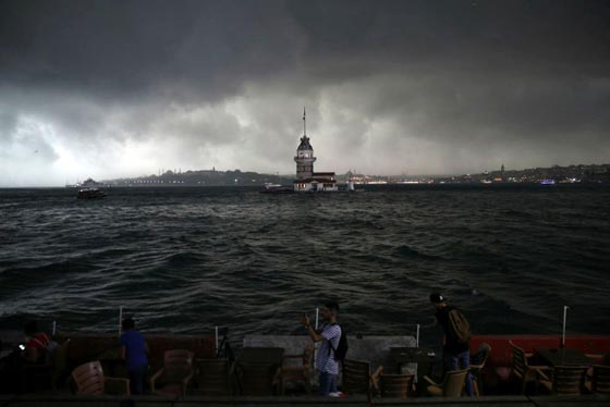 عاصفة مطرية مفاجئة تغرق اسطنبول وحبات برد بحجم كرات الجولف صورة رقم 2