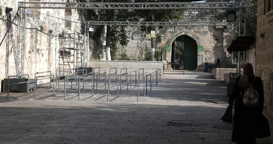 القدس: الجيش الإسرائيلي يفكك الممرات الحديدية بباب الأسباط  صورة رقم 6