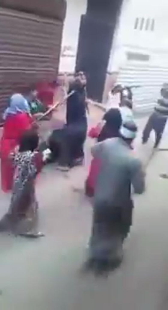 فيديو مثير.. مشاجرة دموية تشترك بها النساء في احدى قرى مصر صورة رقم 2