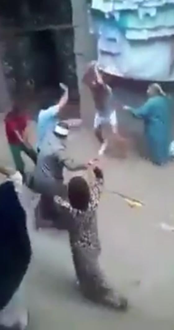 فيديو مثير.. مشاجرة دموية تشترك بها النساء في احدى قرى مصر صورة رقم 1