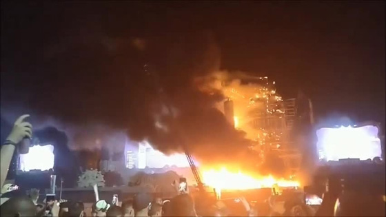 برشلونه: فرار الآلاف من حريق بحفل غنائي.. فيدو صورة رقم 2