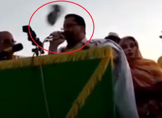 رجل يرمي وزير المالية الموريتاني بحذاءين في مهرجان حاشد.. فيديو صورة رقم 1