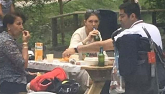 بالصور.. مذيعة إيرانية محافظة محجبة في بلدها وتشرب الكحول خارجه! صورة رقم 1