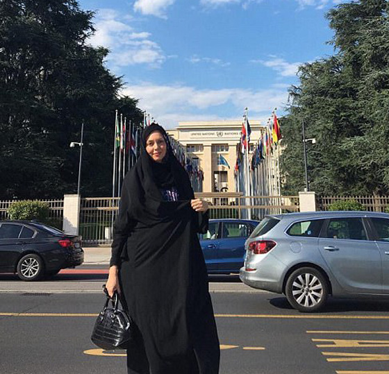 بالصور.. مذيعة إيرانية محافظة محجبة في بلدها وتشرب الكحول خارجه! صورة رقم 5