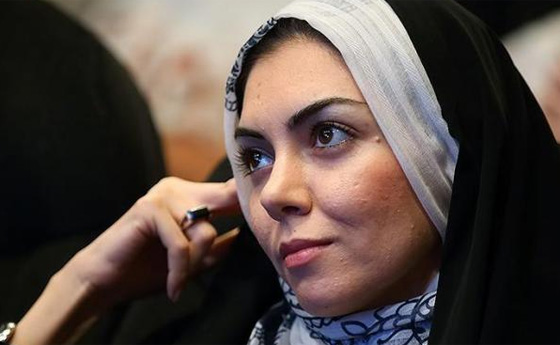 بالصور.. مذيعة إيرانية محافظة محجبة في بلدها وتشرب الكحول خارجه! صورة رقم 6