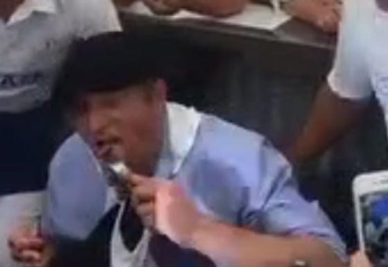 بالفيديو.. رئيس بلدية فرنسية يأكل فأراً تنفيذاً لوعده ! صورة رقم 5