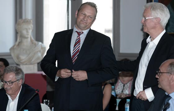 بالفيديو.. رئيس بلدية فرنسية يأكل فأراً تنفيذاً لوعده ! صورة رقم 7