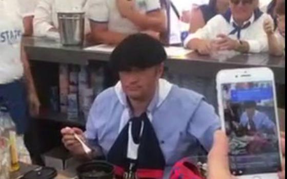 بالفيديو.. رئيس بلدية فرنسية يأكل فأراً تنفيذاً لوعده ! صورة رقم 3