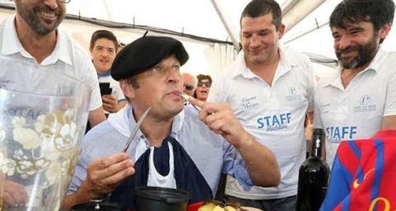 بالفيديو.. رئيس بلدية فرنسية يأكل فأراً تنفيذاً لوعده ! صورة رقم 1