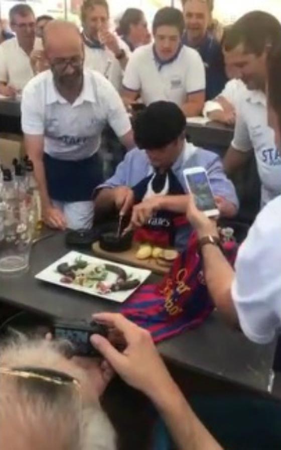 بالفيديو.. رئيس بلدية فرنسية يأكل فأراً تنفيذاً لوعده ! صورة رقم 6