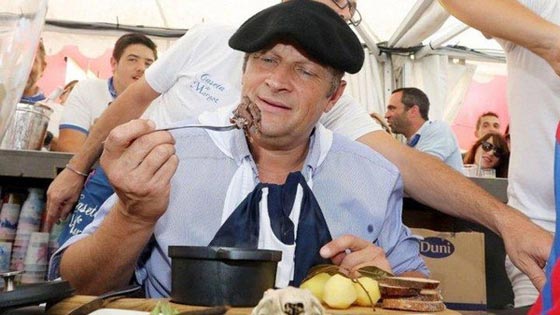 بالفيديو.. رئيس بلدية فرنسية يأكل فأراً تنفيذاً لوعده ! صورة رقم 2