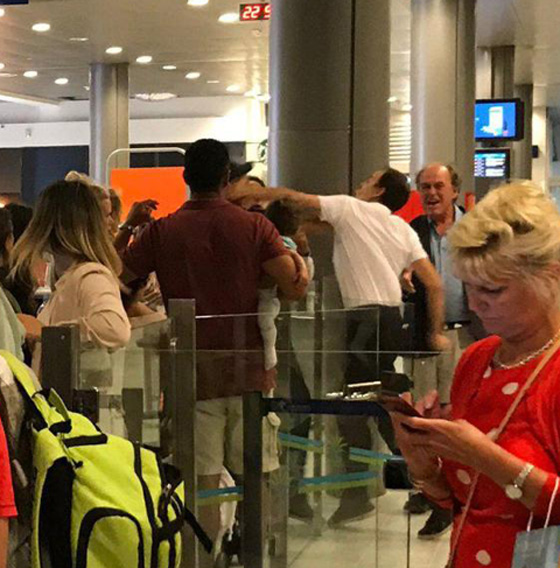 فرنسا: تأخرت الطائرة 13 ساعة وعندما احتج واشتكى ضربوه صورة رقم 1