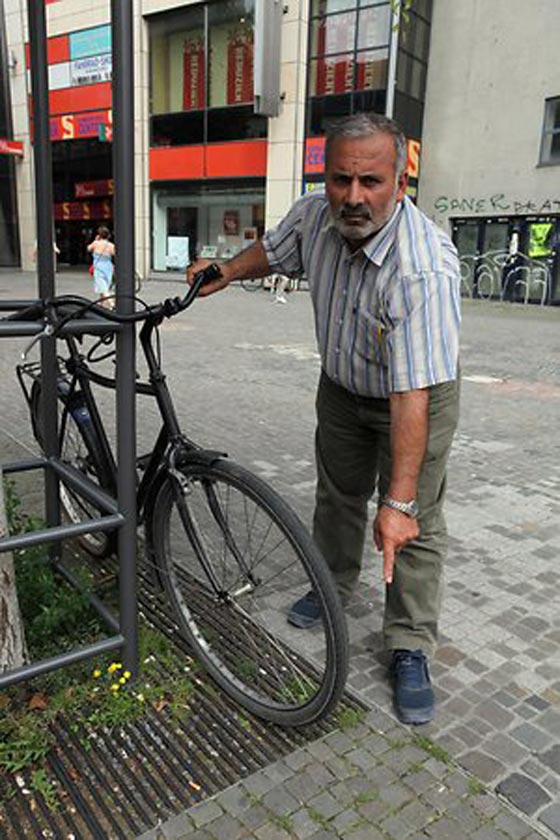 قمة الامانة.. عثر على حقيبة فيها كنز من الذهب والمال وسلمها للشرطة صورة رقم 3