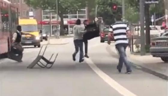 المانيا: شبان عرب ساهموا بالقبض على منفذ هجوم هامبورغ.. فيديو صورة رقم 1