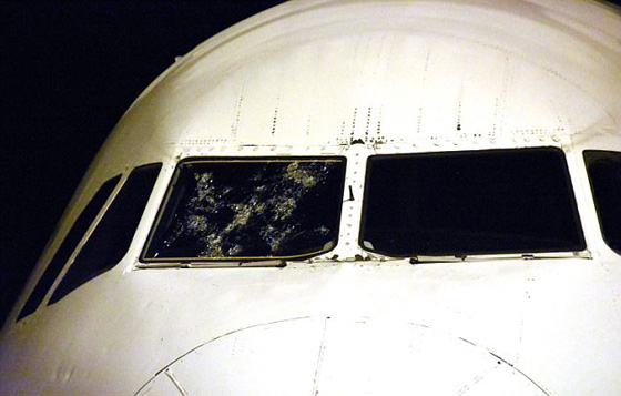 هبوط اعجازي لطائرة تركية بعد تحطم واجهتها بصخور ثلجية.. فيديو صورة رقم 8