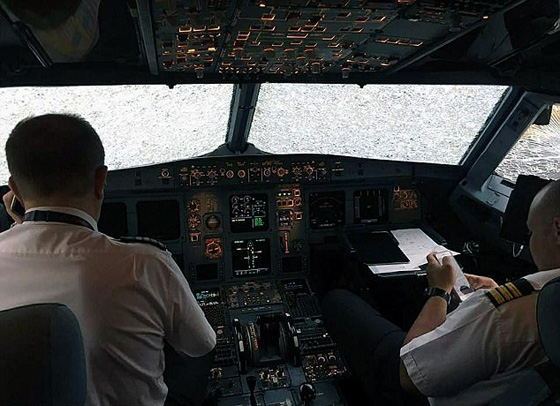 هبوط اعجازي لطائرة تركية بعد تحطم واجهتها بصخور ثلجية.. فيديو صورة رقم 11