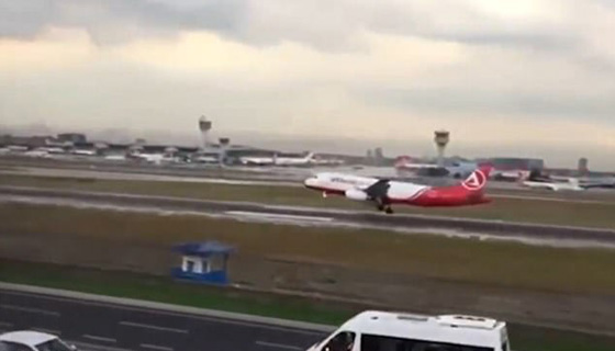 هبوط اعجازي لطائرة تركية بعد تحطم واجهتها بصخور ثلجية.. فيديو صورة رقم 9