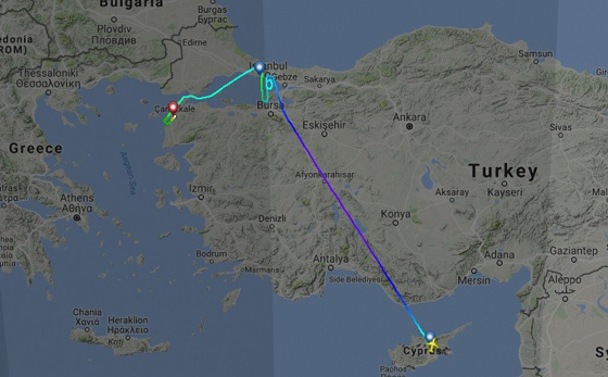 هبوط اعجازي لطائرة تركية بعد تحطم واجهتها بصخور ثلجية.. فيديو صورة رقم 12