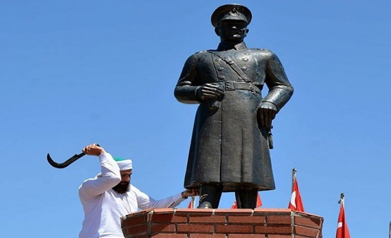 رجل ملتحي يهاجم تمثال اتاتورك بمنجل والشرطة تعتقله.. فيديو صورة رقم 2