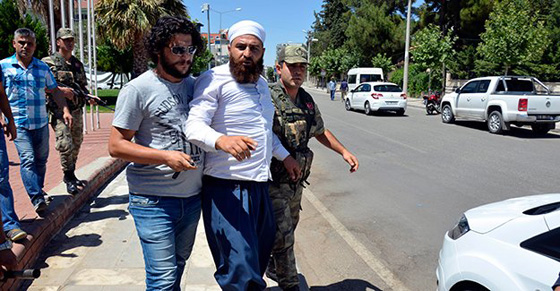 رجل ملتحي يهاجم تمثال اتاتورك بمنجل والشرطة تعتقله.. فيديو صورة رقم 6