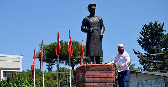 رجل ملتحي يهاجم تمثال اتاتورك بمنجل والشرطة تعتقله.. فيديو صورة رقم 1