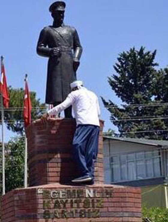 رجل ملتحي يهاجم تمثال اتاتورك بمنجل والشرطة تعتقله.. فيديو صورة رقم 4