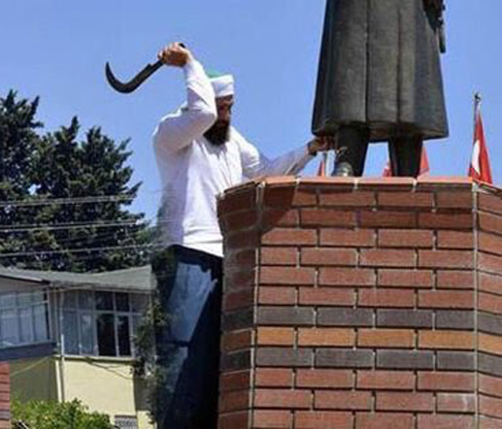 رجل ملتحي يهاجم تمثال اتاتورك بمنجل والشرطة تعتقله.. فيديو صورة رقم 5