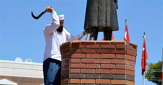 رجل ملتحي يهاجم تمثال اتاتورك بمنجل والشرطة تعتقله.. فيديو صورة رقم 3