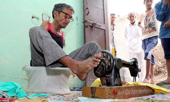 فيديو وصور.. الارادة القوية جعلت من مبتور اليدين امهر الخياطين! صورة رقم 1