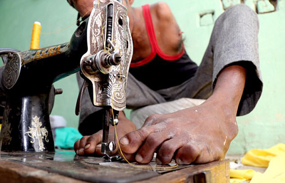 فيديو وصور.. الارادة القوية جعلت من مبتور اليدين امهر الخياطين! صورة رقم 2