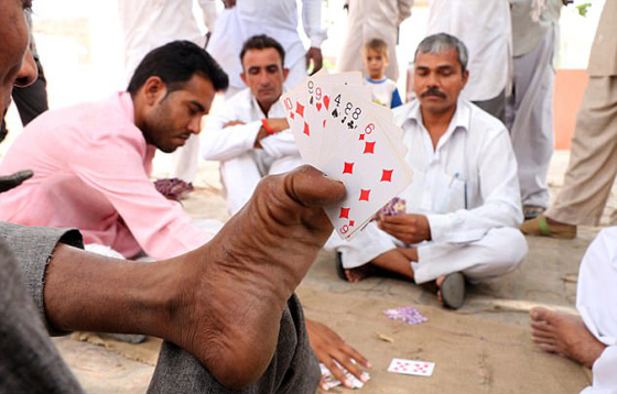 فيديو وصور.. الارادة القوية جعلت من مبتور اليدين امهر الخياطين! صورة رقم 3